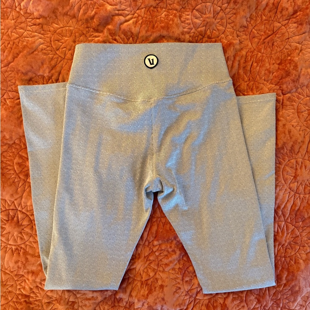 Vuori Silver Shimmer Leggings & Top Set - Picture 5 of 5
